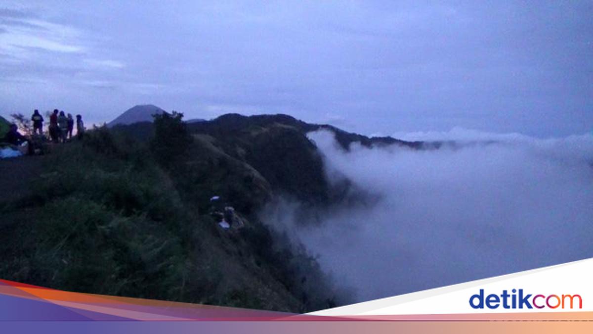 Negeri Atas Awan: Puncak Kesunyian di Tengah Sawah & Laut